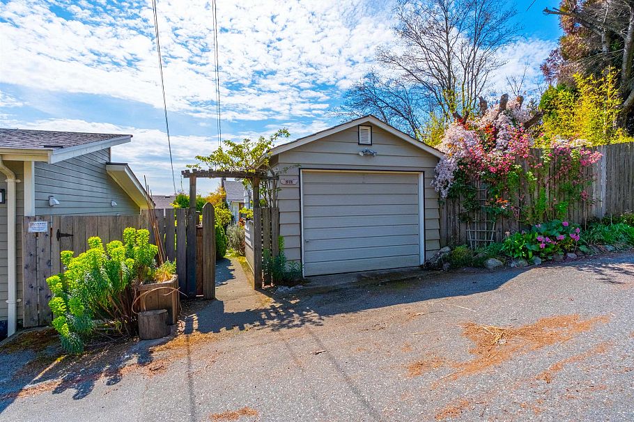 818 E 6th Street North Vancouver, BC - 32