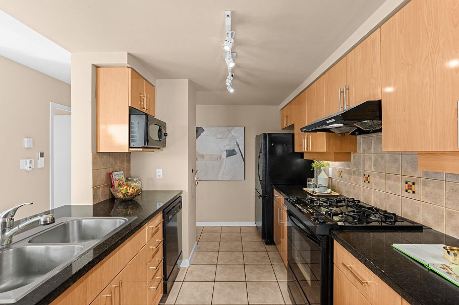 1703 1077 Marinaside Crescent Vancouver, BC - 11