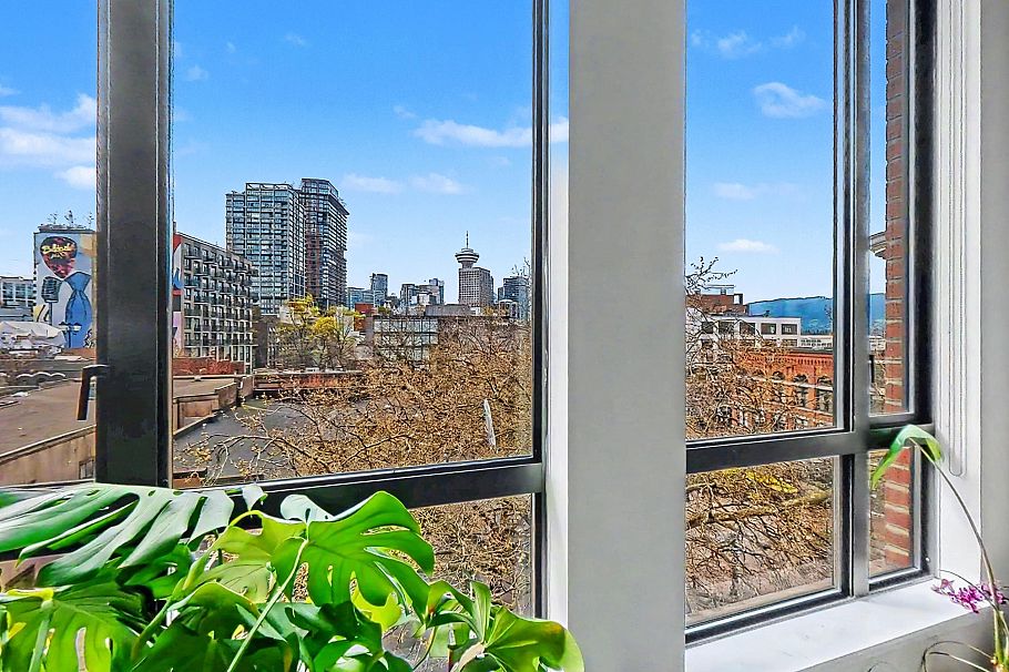 501 28 Powell Street Vancouver, BC - 4