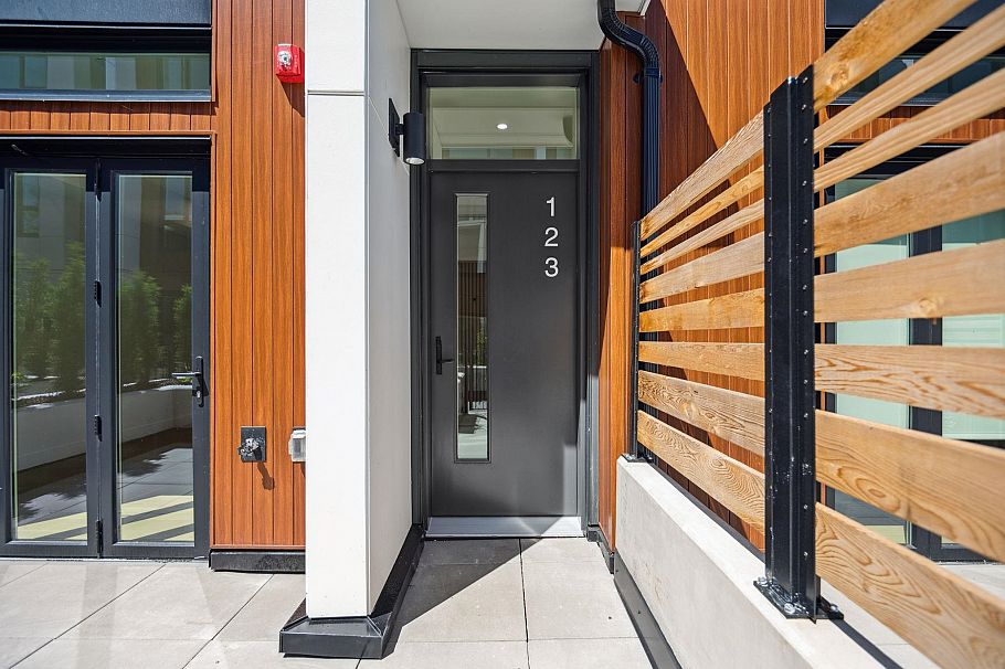 123 725 W 49 Avenue Vancouver, BC - 2