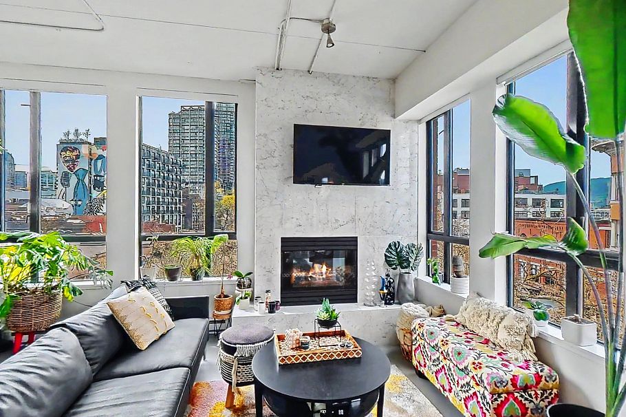 501 28 Powell Street Vancouver, BC - 1