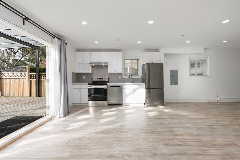 3136 E 47th Avenue Vancouver, BC - 25