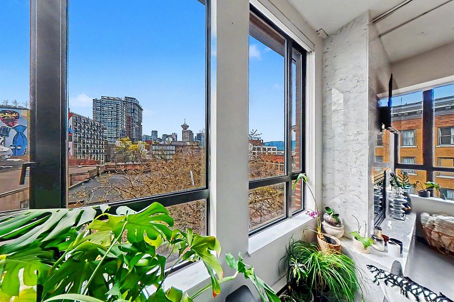501 28 Powell Street Vancouver, BC - 3