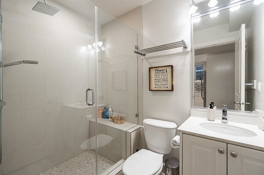 359 E 13th Street North Vancouver, BC - 32