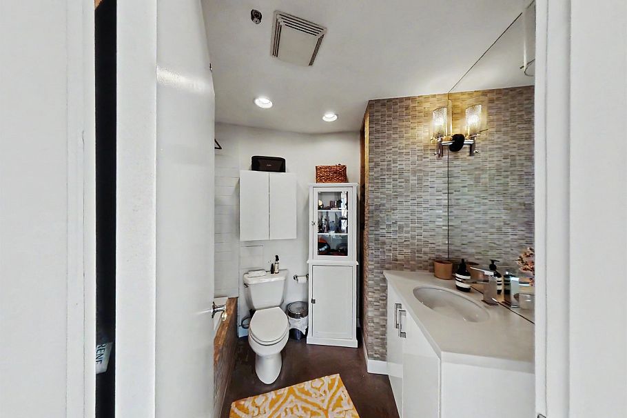 501 28 Powell Street Vancouver, BC - 17