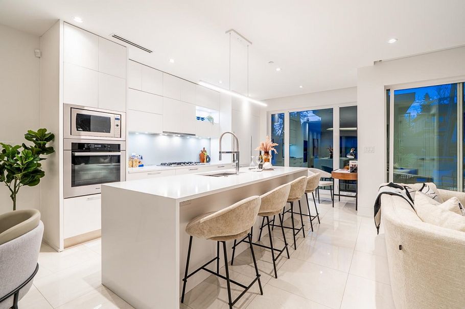 4691 W 9th Avenue Vancouver, BC - 8