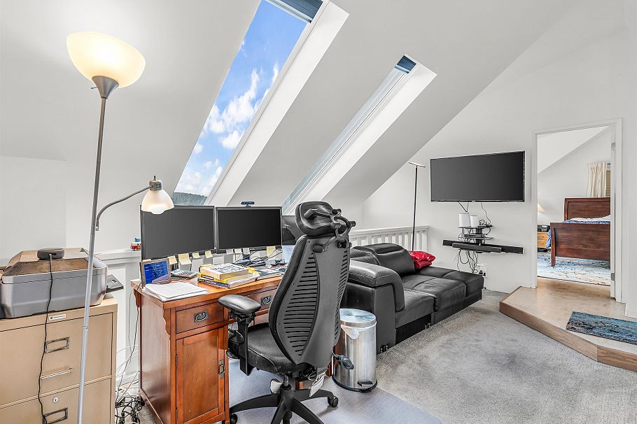 351 Beachview Drive North Vancouver, BC - 23