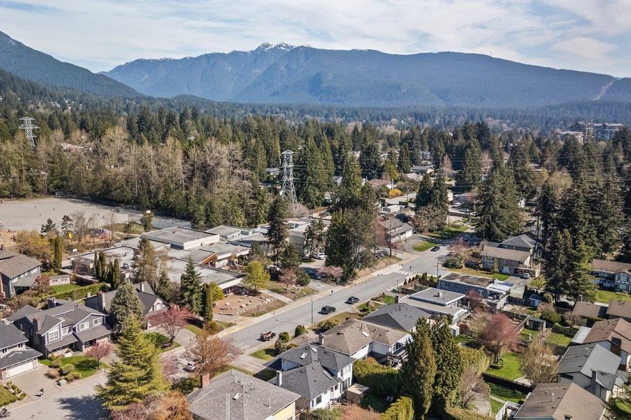 739 E 26th Street North Vancouver, BC - 39