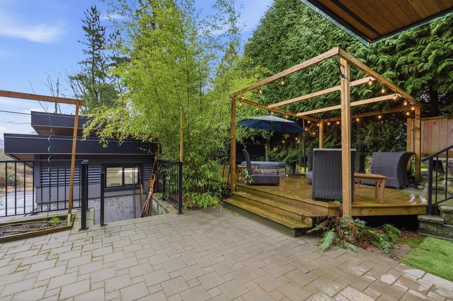 1269 Cloverley Street North Vancouver, BC - 33