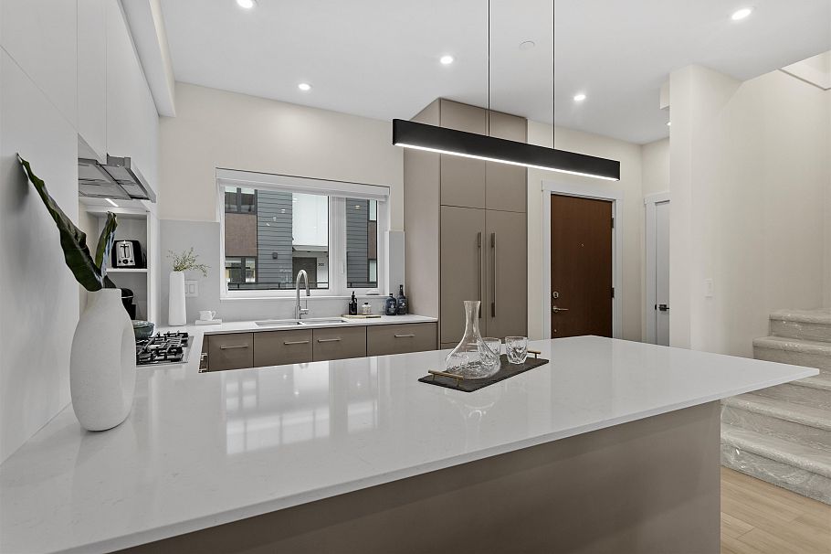 311 342 Mountain Highway North Vancouver, BC - 5