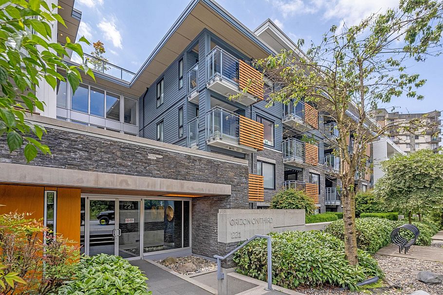 211 221 E 3rd Street North Vancouver, BC - 23