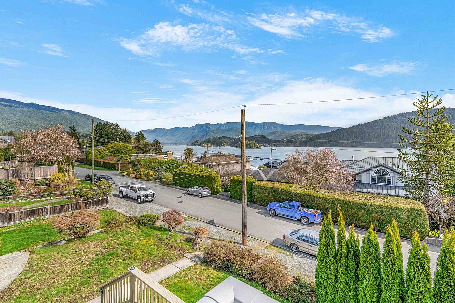 351 Beachview Drive North Vancouver, BC - 3