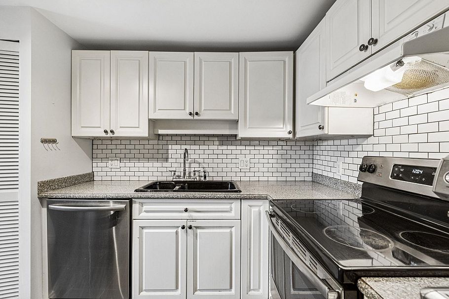 152A W 18th Street North Vancouver, BC - 18