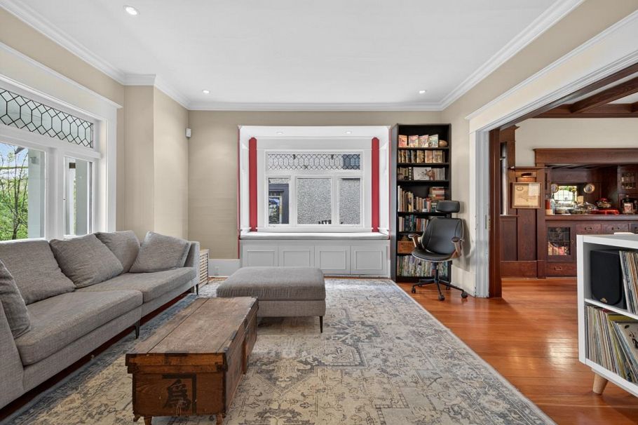 4195 W 15th Avenue Vancouver, BC - 5