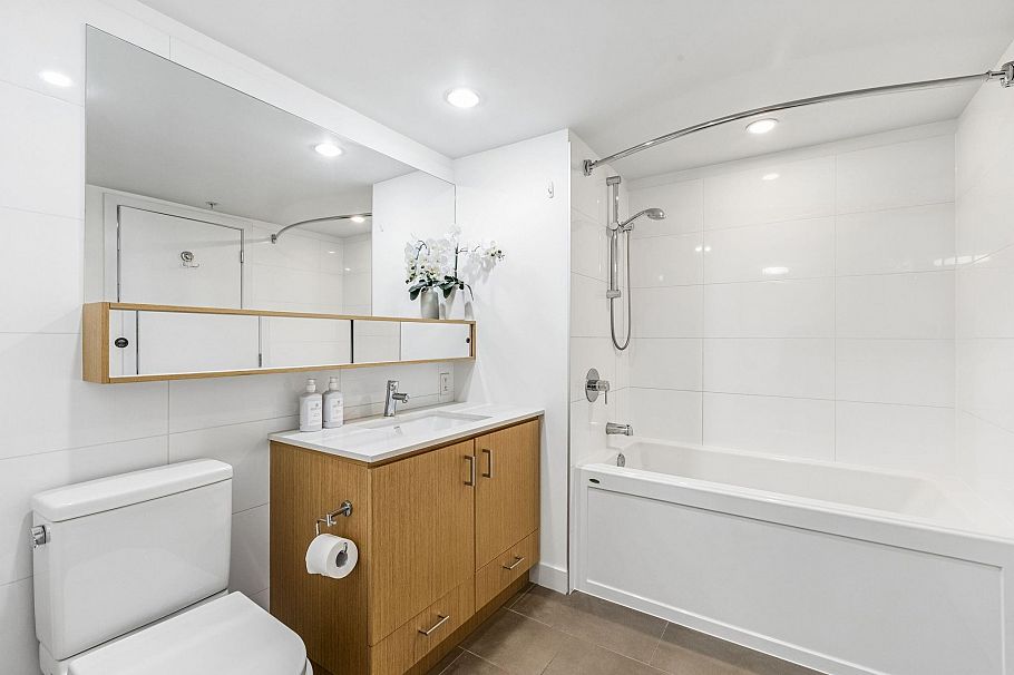 211 221 E 3rd Street North Vancouver, BC - 16