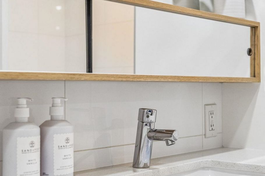 211 221 E 3rd Street North Vancouver, BC - 17