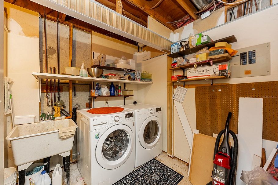 1976 Purcell Way North Vancouver, BC - 19