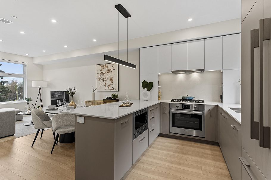 311 342 Mountain Highway North Vancouver, BC - 1