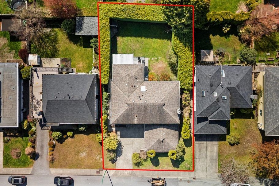 739 E 26th Street North Vancouver, BC - 35