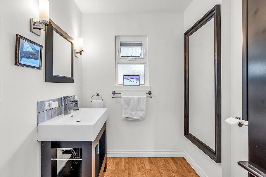 351 Beachview Drive North Vancouver, BC - 22