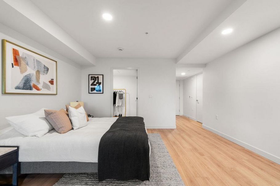 307 2419 Grant Street Vancouver, BC - 9