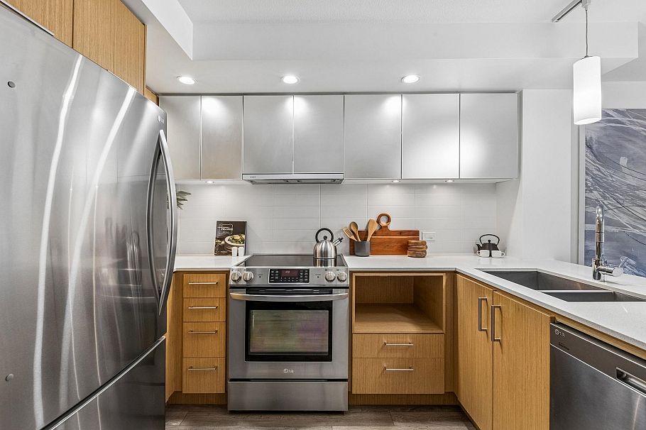 211 221 E 3rd Street North Vancouver, BC - 1