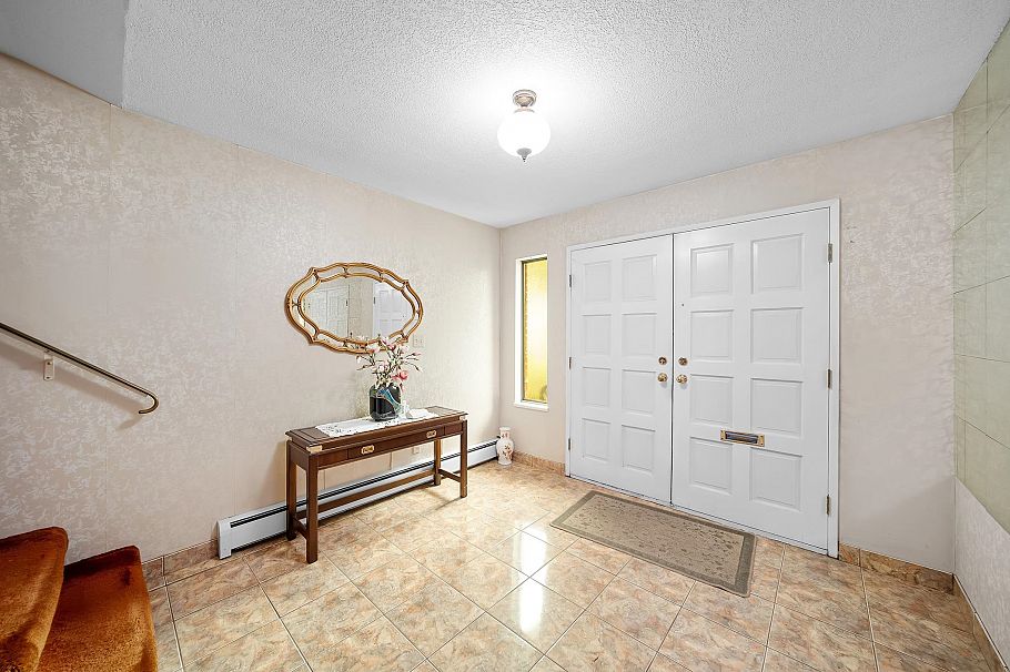 271 E 38th Avenue Vancouver, BC - 2