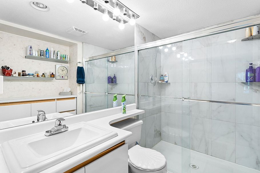 301 106 W Kings Road North Vancouver, BC - 27