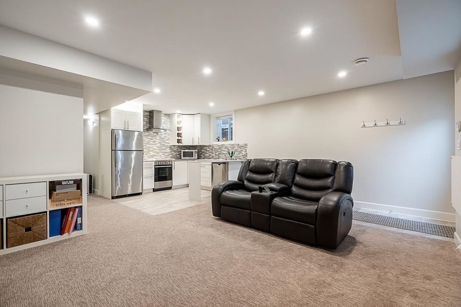 359 E 13th Street North Vancouver, BC - 30