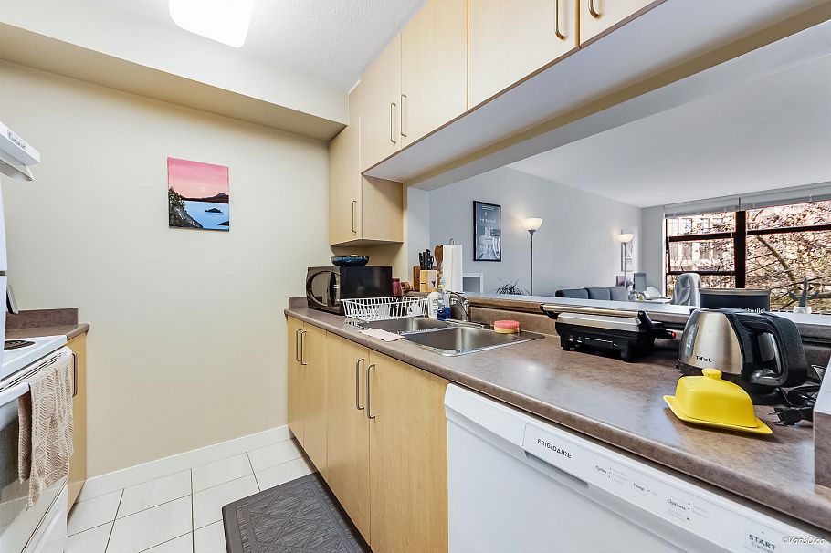 301 5380 Oben Street Vancouver, BC - 4