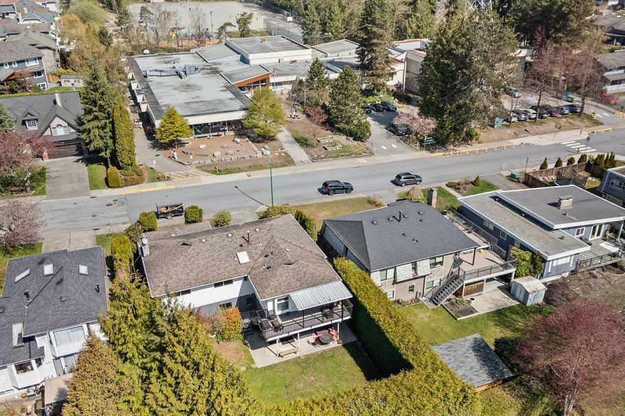 739 E 26th Street North Vancouver, BC - 36