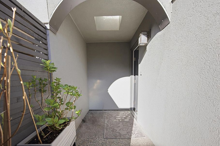 1326 W 7th Avenue Vancouver, BC - 22