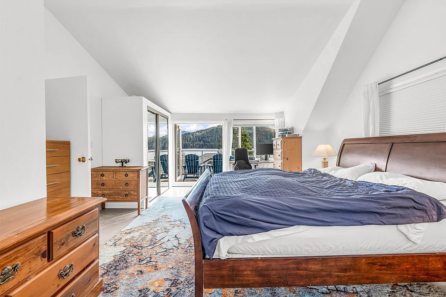 351 Beachview Drive North Vancouver, BC - 24