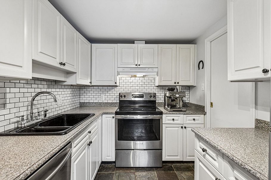 152A W 18th Street North Vancouver, BC - 17