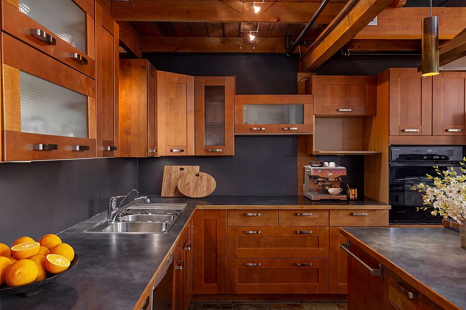 211 1220 E Pender Street Vancouver, BC - 9