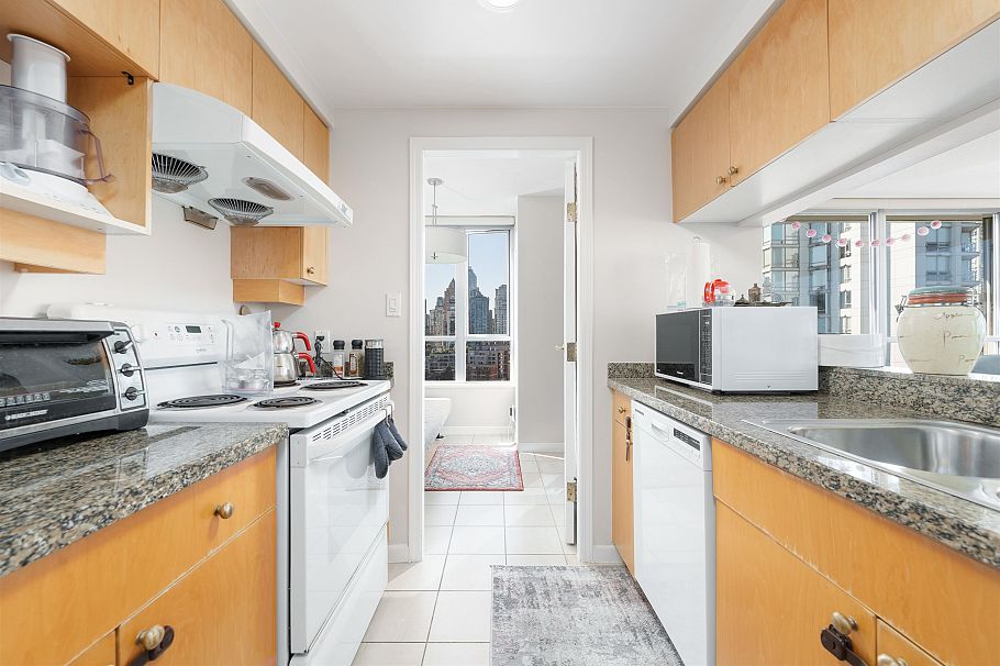 1906 1228 Marinaside Crescent Vancouver, BC - 3