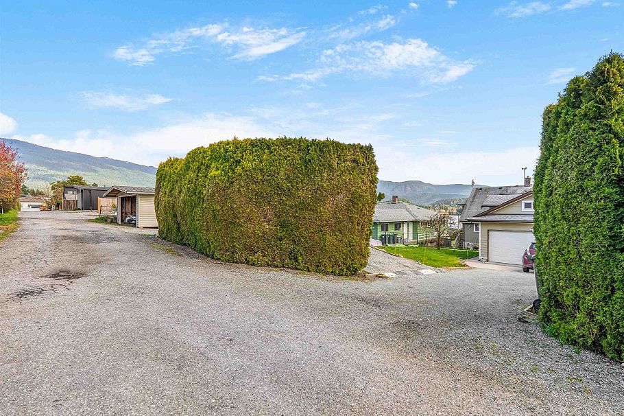 351 Beachview Drive North Vancouver, BC - 31