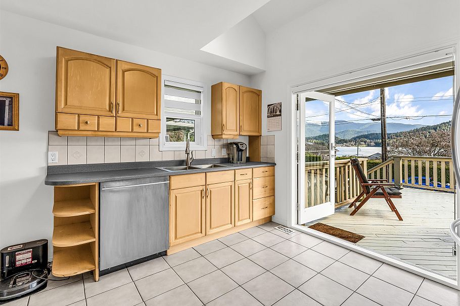 351 Beachview Drive North Vancouver, BC - 9