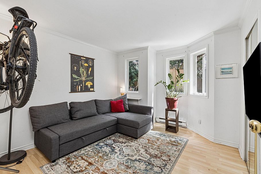 152A W 18th Street North Vancouver, BC - 25