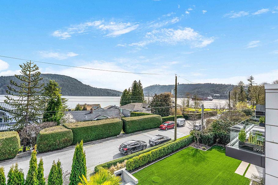 351 Beachview Drive North Vancouver, BC - 2