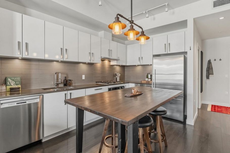 408 105 W 2nd Street North Vancouver, BC - 2