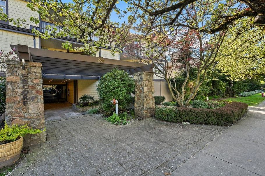 207 235 W 4th Street North Vancouver, BC - 3