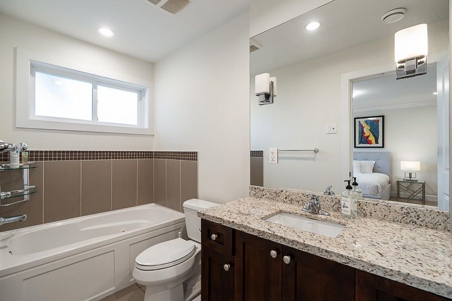 359 E 13th Street North Vancouver, BC - 20