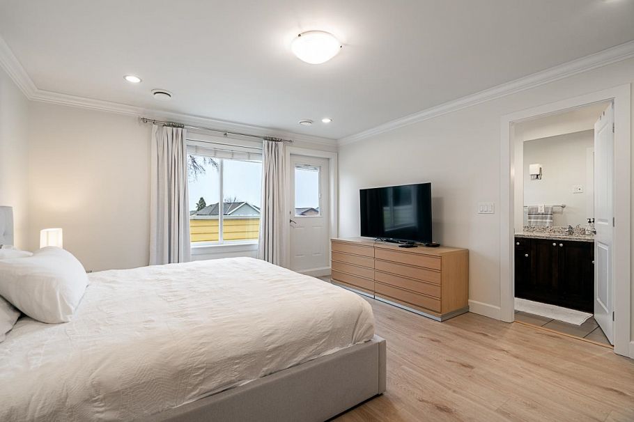 359 E 13th Street North Vancouver, BC - 19