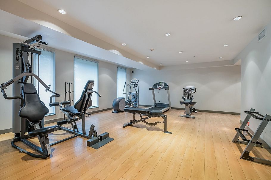 211 221 E 3rd Street North Vancouver, BC - 21