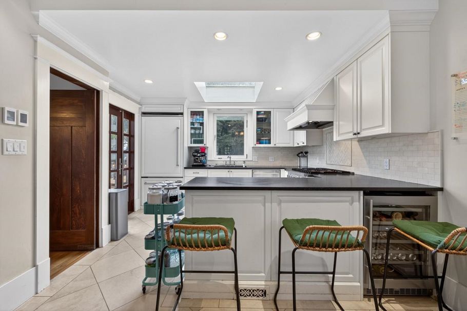 4195 W 15th Avenue Vancouver, BC - 11