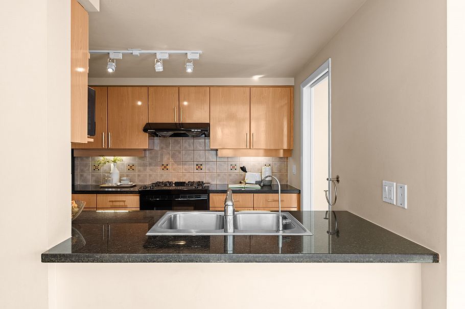 1703 1077 Marinaside Crescent Vancouver, BC - 16