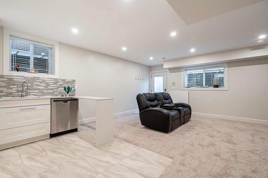 359 E 13th Street North Vancouver, BC - 29