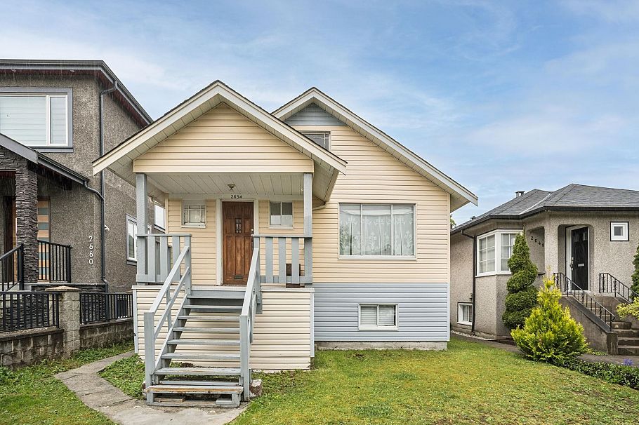 2654 Triumph Street Vancouver, BC - 1