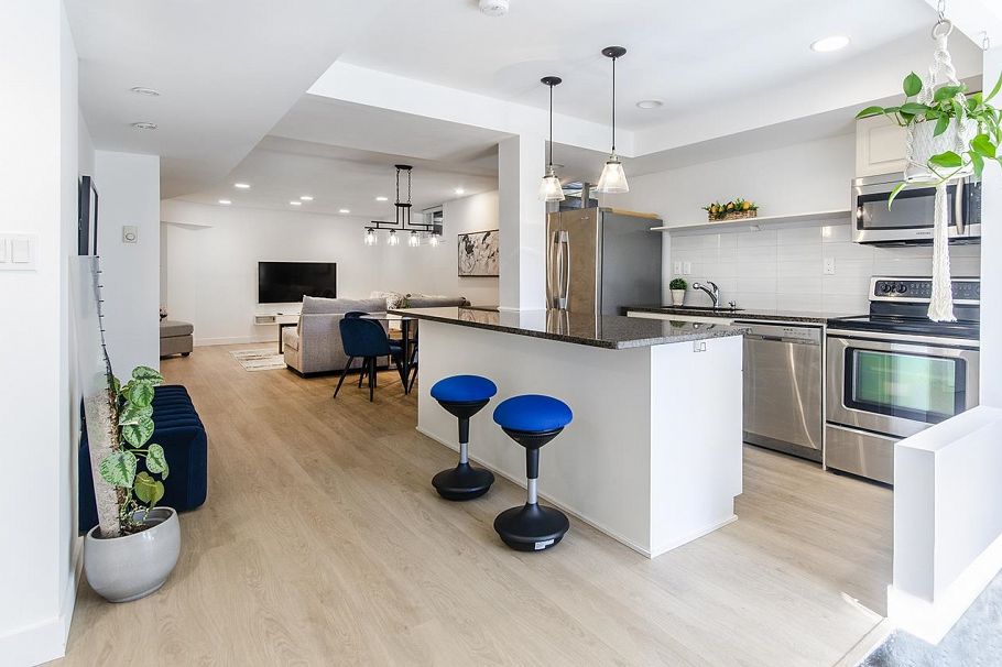 1075 Adderley Street North Vancouver, BC - 23